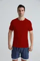 T-shirt de sport rouge pour homme montrant la coupe athlétique sur un mannequin - Rouge