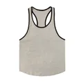 Detailopname van een grijs katoenen racerback sporthemdje met zwarte biesjes afwerking - Grijs Zwarte Rand