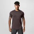 Professionelles Herren Sport-T-Shirt in Dunkelbraun mit abgerundetem Saum und atmungsaktivem Stoff. - Kaffeebraun