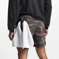 Detalle de pantalones cortos deportivos de camuflaje con lazo funcional para toalla - Camuflaje Rojo Marrón