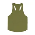 Gedetailleerde macro-weergave van olijfgroene heren fitness tanktop van ademend katoen - Legergroen