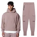 Détail de l'ensemble de jogging mauve pour homme avec sweat à capuche et pantalon cargo. - Rose Taro