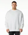Studiopret van een model dat een zwaar wit oversized sweatshirt met ronde hals draagt - S / Tops / Wit
