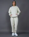 Vue de face d'une femme portant un ensemble sweat à capuche et jogging crème polaire - S / Blanc