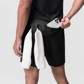 Vista detallada de pantalones cortos de deporte con bolsillo trasero de cremallera y colgador. - S / Bottoms / Negro
