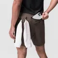 Detalle de pantalón corto deportivo con bolsillo trasero con cremallera y lazo para toalla. - Café