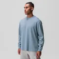 Profilo laterale di un uomo con t-shirt sportiva a maniche lunghe girocollo azzurra - Taglia S / Top / Azzurro