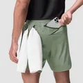 Pantalones cortos deportivos verdes para hombre con bolsillo trasero y lazo para toalla - Verde Fruta