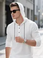 Vue détaillée d'une chemise Henley à capuche et manches longues blanche pour hommes - L / Hauts / Blanc