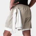 Detalle de pantalones cortos deportivos de malla para hombre con lazo funcional para toalla - Caqui