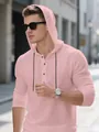Κοντινό πλάνο ροζ ανδρικής μπλούζας Henley με κουκούλα σε αστικό δρόμο - Ροζ