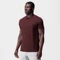 Vue détaillée d'un t-shirt de sport bordeaux pour homme à coupe ajustée et col rond classique - Bordeaux
