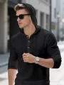 Mannequin portant un t-shirt Henley noir à manches longues et capuche en extérieur - S / Hauts / Noir