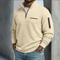 Vue détaillée du polo beige à carreaux pour hommes avec poche zippée sur la manche - Abricot