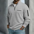 Vue détaillée du polo pour homme gris à texture quadrillée avec poche zippée sur le bras - S / Hauts / Gris clair
