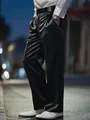 Detailopname van de glanzende satijnen textuur van deze zwarte wijde herenpantalon - S / Bottoms / Zwart