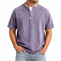 Détail d'un t-shirt Henley en coton violet vintage avec col à boutons classique - S / Hauts / Violet