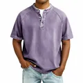 Dettaglio di maglia Henley in cotone viola vintage con bottoni sul colletto - Taglia S / Top / Viola