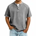 Vue détaillée d'un t-shirt Henley vintage gris délavé en coton pour hommes - S / Hauts / Gris
