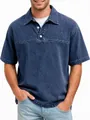 Detailansicht eines dunkelblauen Herren-Poloshirts aus gewaschener Baumwolle mit Knöpfen. - Marineblau