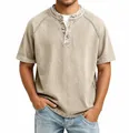 Nahaufnahme eines Herren Henley-Shirts aus gewaschener Baumwolle im Retro-Look Khaki - Khaki