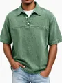 Detail eines Herren-Poloshirts in Vintage-Grün mit klassischem Kragen und Knopfleiste - Hellgrün