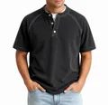 Nahaufnahme eines Herren-Henley-Shirts aus Baumwolle im Vintage-Look, gewaschenes Schwarz - Schwarz