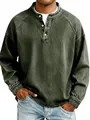 Gros plan détaillé montrant la texture du coton lavé vintage et le col Henley boutonné - Vert Militaire