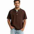 Detailansicht eines braunen Vintage-Henley-Shirts aus Baumwolle mit Raglanärmeln. - Dunkelbraun