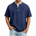 Detail eines verwaschenen Baumwoll-Henley-Shirts mit Knopfkragen und Raglanärmeln. - Saphirblau