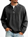 Detalle de una camiseta Henley de manga larga para hombre en algodón lavado gris vintage - S / Tops / Negro