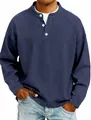 Gros plan professionnel d'un t-shirt Henley vintage bleu délavé à manches longues pour homme - Bleu marine