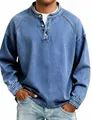 Détail montrant la texture denim bleu délavé vintage sur chemise Henley - Bleu