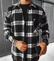 Detalle de una camisa casual de cuadros blancos y negros para hombre con bolsillo - S / Tops / Cuadros Blanco Y Negro
