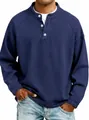 Gros plan sur un t-shirt Henley rétro pour homme en coton délavé à manches raglan. - Bleu saphir