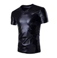 Detail van de glanzende metallic textuur en slim fit van dit zwarte heren T-shirt V-hals - S / Tops / Zwart