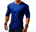 Detailansicht eines schmal geschnittenen blauen Herren-Langarmshirts mit Rundhalsausschnitt. - Blau