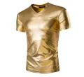 Detailweergave van een nauwsluitend heren-T-shirt met V-hals in glanzend goud metallic - XL / Tops / Goud