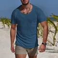 Detailansicht eines blauen Herren-T-Shirts mit Rundhalsausschnitt und Tasche am Strand. - S / Oberteile / Marineblau