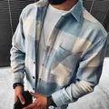 Primer plano de camisa casual de manga larga para hombre con cuadros azules y blancos - S / Tops / Cuadros Azul Y Blanco