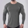 Vue détaillée d'un t-shirt de compression gris à manches longues pour homme, sport et gym. - S / Hauts / Gris foncé