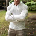 Κοντινό πλάνο λευκού ριγέ υφάσματος και slim fit σχεδίου σε ανδρικό αθλητικό φούτερ - M / Tops / Λευκό