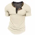 Detalle de una camiseta Henley de canalé para hombre con cuello y tapeta en contraste - S / Tops / Blanco Roto