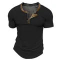 Vista detallada de camiseta Henley negra texturizada para hombre con cuello en contraste marrón. - S / Tops / Negro
