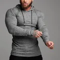 Κοντινό πλάνο ανδρικού slim fit ριμπ πλεκτού μπλουζάκι με κουκούλα σε γκρι χρώμα για σπορ. - M / Tops / Γκρι