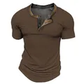 Vista detallada de la camiseta Henley marrón para hombre con rayas horizontales texturizadas - S / Tops / Café