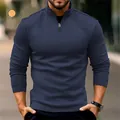 Primer plano detallado de polo deportivo de manga larga para hombre en azul marino con cremallera - S / Tops / Azul marino