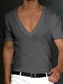 Detalle de una camiseta gris para hombre con cuello en V profundo y corte ajustado - S / Tops / Gris