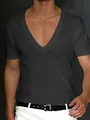 Primer plano de una camiseta de hombre con cuello en V profundo y corte entallado - S / Tops / Negro