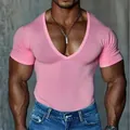 Vue détaillée du t-shirt rose pour hommes avec col en V profond et coupe ajustée. - S / Hauts / Rose
